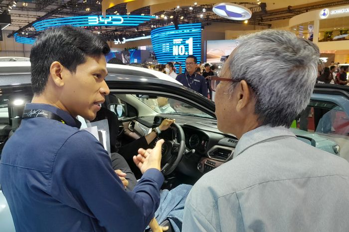 Suzuki , Suzuki Fronx, Ngaku Takjub, Kata Pengunjung Asal Cirebon Belain Lihat Suzuki Fronx di GIIAS 2025