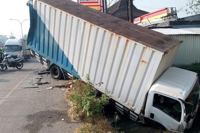 Truk Boks Isuzu Elf NMR Korban Keganasan Bus PO Mira, Nungging Tersungkur ke Selokan
