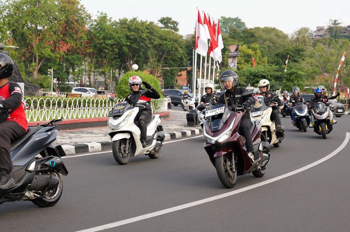 Seru! Puluhan Pengguna Honda PCX 160 Rayakan Hari Kemerdekaan RI Sambil Konvoi di Semarang