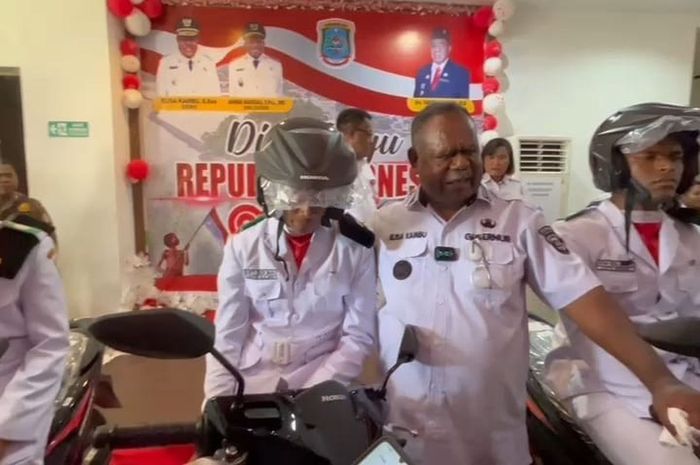 Honda, Honda BeAT, Bikin Iri, Tiga Anggota Paskibraka Ini Beri Hadiah Honda BeAT Kemenkum Gegara Aksi Heroik Ini