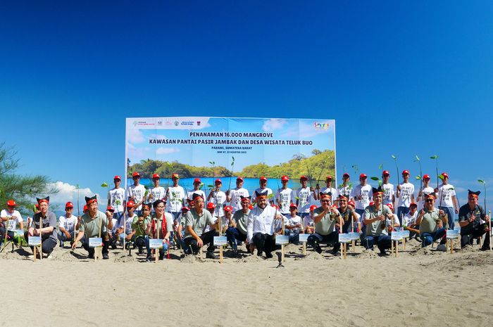 Lestarikan Lingkungan, AHM Tanam Ribuan Mangrove dan Lepaskan Anakan Penyu ke Laut