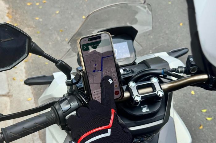 Motoran Sambil Ngemap Rawan Hilang Fokus, Gini Caranya Biar Aman