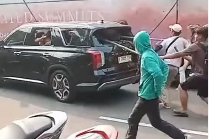 Tiga Aksi Brutal Demo DPR, Brio, Palisade Pelat ZZH dan Panther Pelat Merah Hancur Diamuk Massa