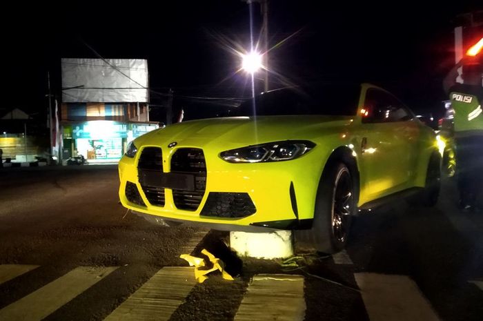 BMW, BMW M4, Terkuak Sosok Sopir BMW M4 yang Nyangkut di Pembatas Jalan Blitar, Ini Awalnya