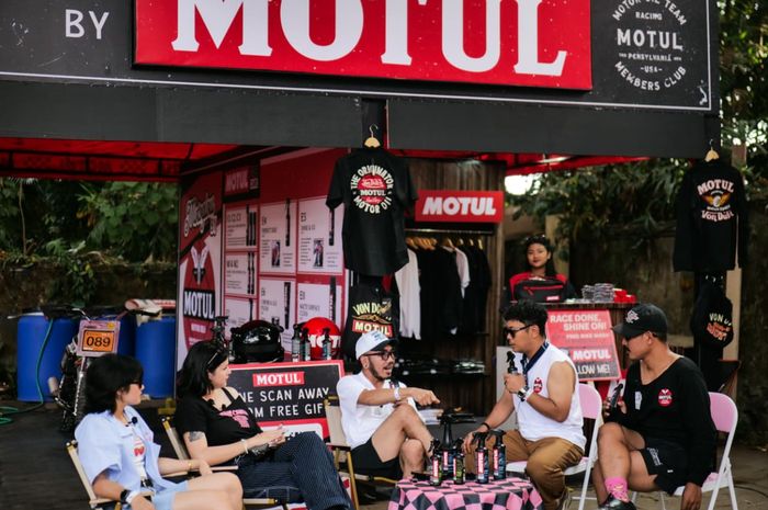 Motul Ajak Trio Bapomet Gelar Podcast di Custom War 2025, Debat Cowok Vs Cewek Rawat Motor