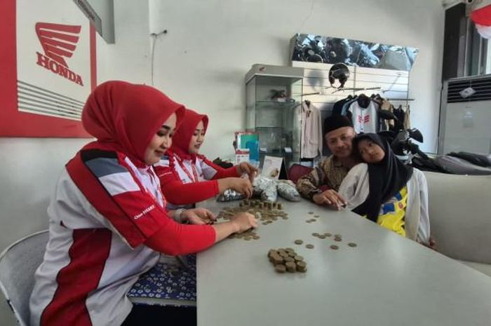 Dealer Motor Honda di Ponorogo Heboh, Kedatangan Bapak-bapak Pikul Empat Karung Uang Koin Minta Ditukar Ini