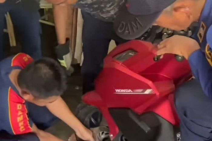 Honda, Damkar Serba Bisa, Gembok Ngunci di Honda Vario Beres Hitungan Menit