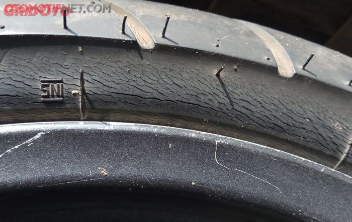 Harus Tahu, Akibat Kesalahan Sepele Ini Ban Motor Bisa Retak