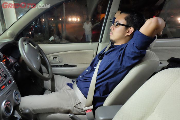 Wajib Tahu, Ini Bahaya Tidur Posisi Mobil Berhenti Sambil Menyalakan AC