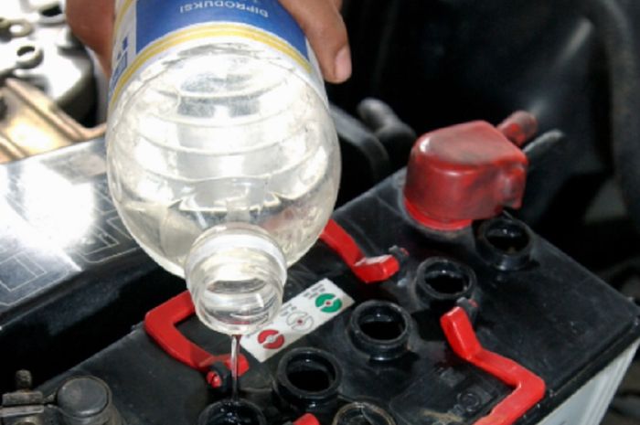 Cara Mudah Mengisi Air Aki Mobil Tanpa Perlu Bantuan Montir, Simak ya