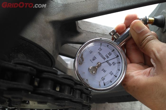 Emang Benar Tekanan Angin Ban Harus Dikurangi Saat Hujan? Ahli Bilang Begini