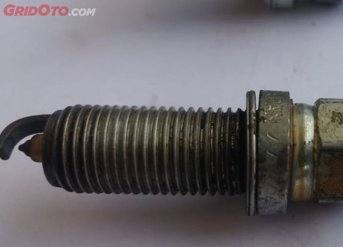 Drat Busi Mobil Ada Oli, Waspada Komponen Ini Sudah Minta Ganti