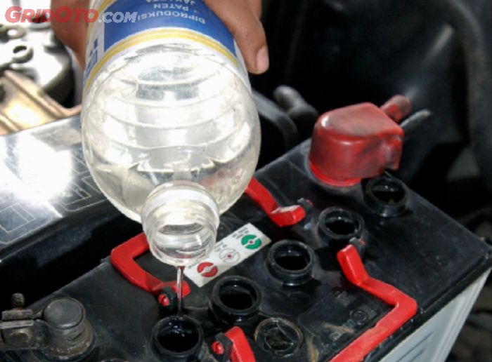 Mobil Habis Isi Air Aki Gak Boleh Langsung Dinyalakan? Ini Kata Bengkel