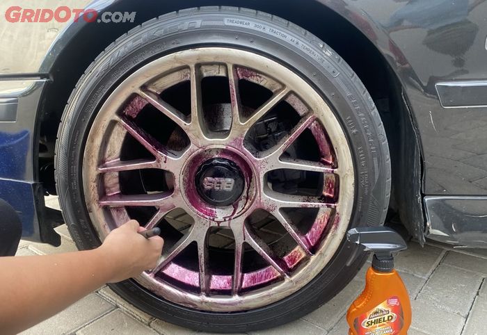 Cara Bersihkan Pelek Mobil kotor Pakai Cairan Pembersih Wheel Cleaner