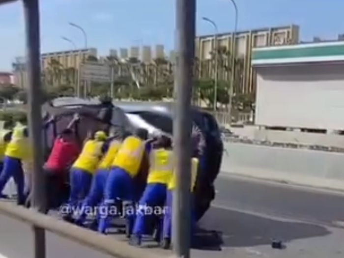 Sopir Towing Merana, Ferrari Purosangue Harga Rp 18 M Ini Terbalik Miring