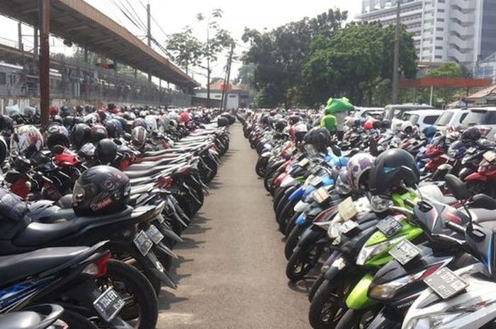 Tagih Sampai Dapat, Ini Pihak Bertanggung Jawab Jika Helm Sampai Hilang di Parkiran