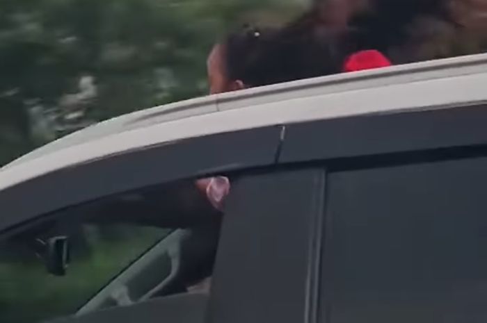 Jangan Norak, Ingat Keluarin Kepala dari Sunroof Bisa Ditilang