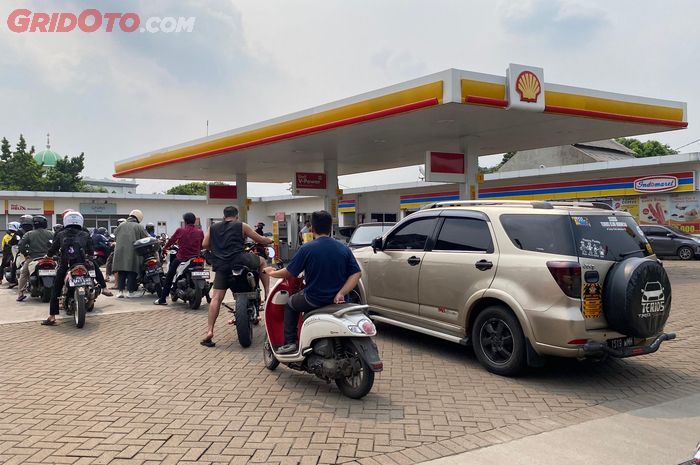 Stok BBM Tersedia, Antrean di SPBU Shell Ini Langsung Mengular