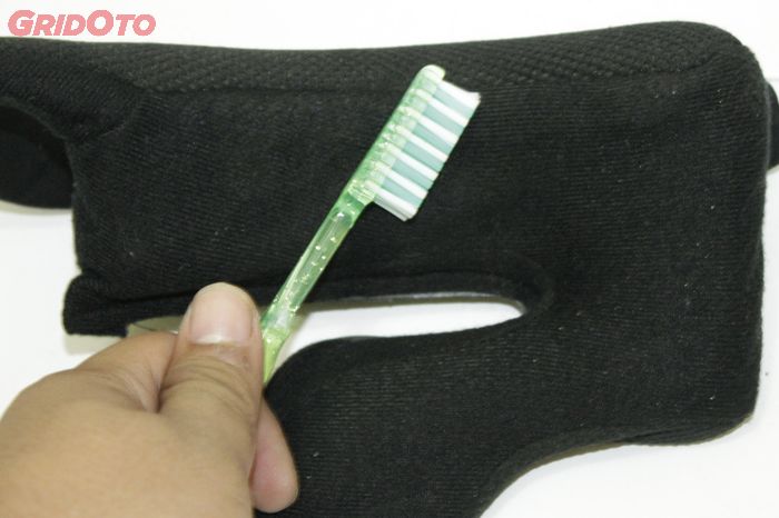 Biar Awet, Begini Cara Simpel Merawat Inner Helm Berbahan Suede