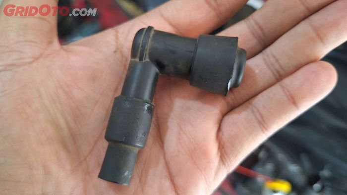 Cara Buka Cop Busi Motor Yang Benar Tanpa Takut Rusak, Simak Triknya
