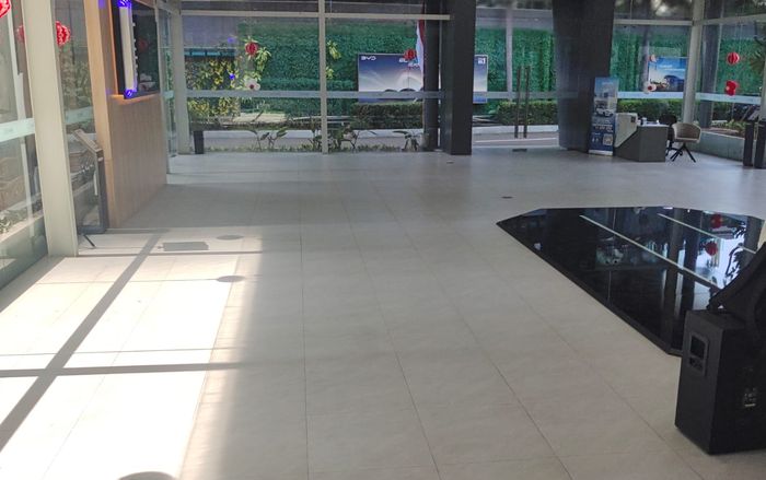 Sepenggal Kisah Dealer BYD Sudirman Bertahan di Tengah Demo Besar Jakarta