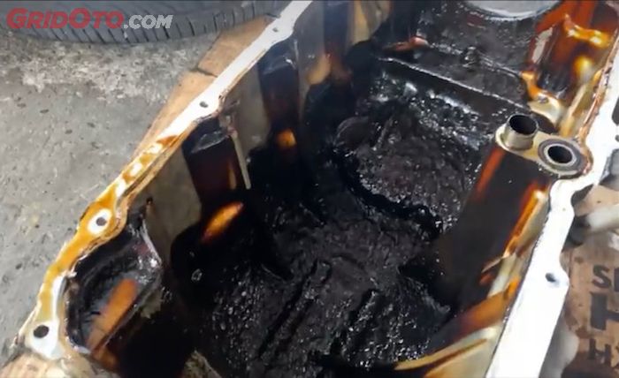 Ini Sebabnya Oli Mesin Motor Bisa Jadi Kerak kotoran atau Lumpur
