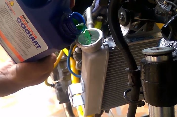 Lebih Lama dari Ganti Oli Mesin, Ini Jadwal Ganti Air Radiator Motor