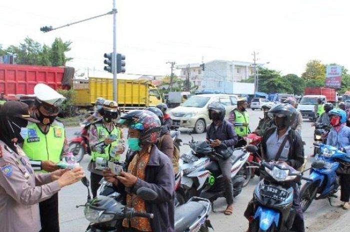 Tegas! Polisi Buru Motor yang Pakai Pelat Nomor Cuma Satu Sampai Ditutup Lakban