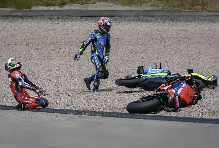 Cuma 10 Pembalap yang Finish, Ini Alasan Angkernya Tikungan 1 Sachsenring