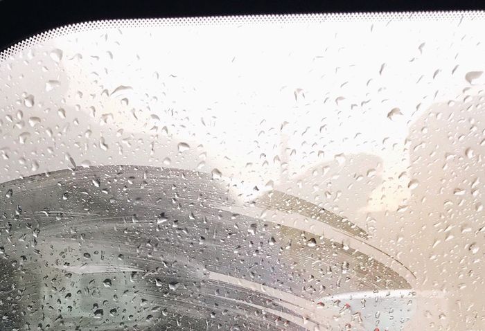 Ini Cara Mudah Mengatasi Kaca Mobil yang Berembun Ketika Hujan
