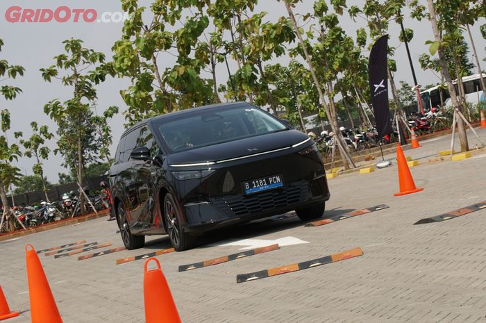 Fitur XPENG X9 Ini Semacam Minibar Yang Bisa Dibawa Kemana-mana