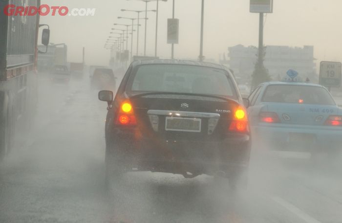 Ini Sebabnya Jangan Menyalakan Lampu Hazard Saat Hujan Deras