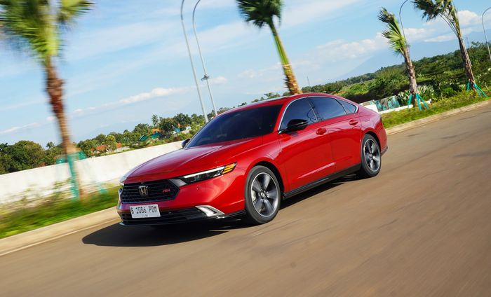 Adu Irit Mesin Hybrid Toyota Camry Vs Honda Accord, Siapa Terbaik?