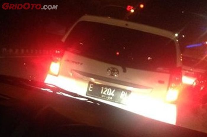 Kenapa Lampu Rem Bukan Kuning atau Putih? Ini Jawaban Ilmiahnya