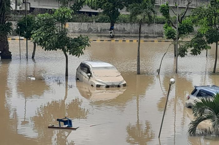 Kata Bengkel, Ini yang Harus Dilakukan Usai Mobil Terkena Banjir
