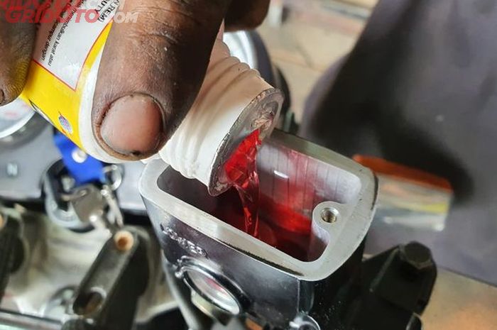 Inilah Dua Komponen Penyebab Oli Minyak Rem di Motor Habis Terus
