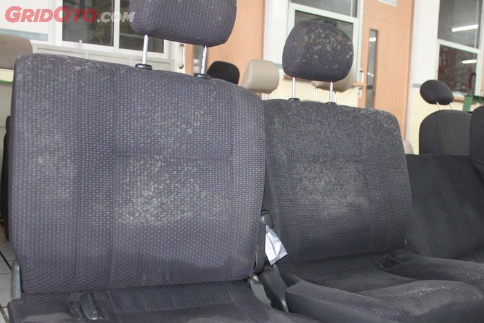 Cara Membersihkan Jok Mobil Berjamur Dengan Cairan Khusus Interior