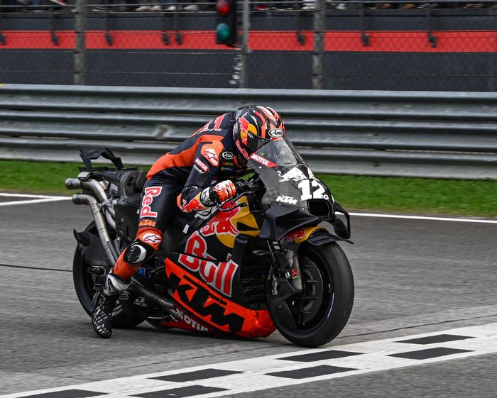 Kenapa Pembalap MotoGP Selalu Ngerem Keras Sebelum Start?