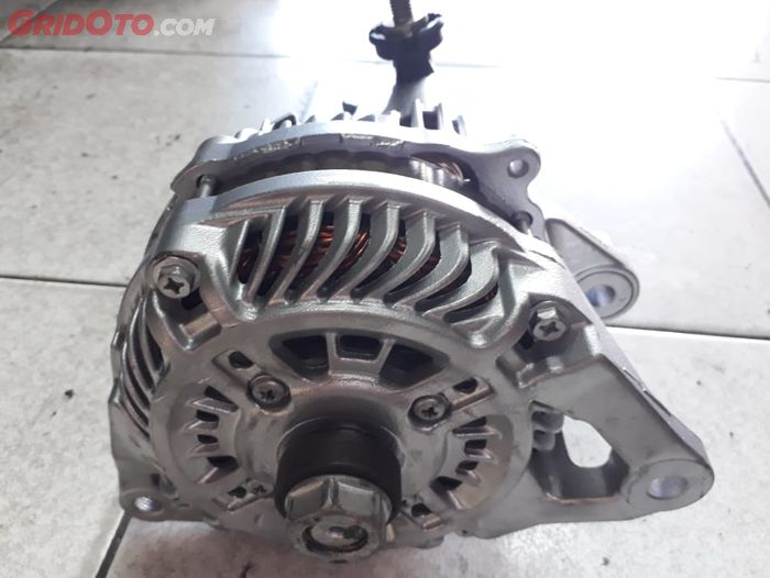 Ini Ciri-ciri Dinamo Ampere atau Alternator Mobil yang Lemah!