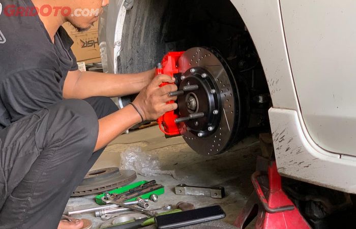Begini Cara Menjaga Rem Mobil Tetap Pakem Saat Macet Panjang