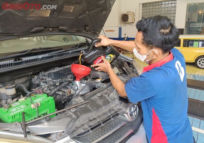 Kapan Waktu Ganti Oli Mobil, Ikuti Jarak Tempuh atau Durasi Pemakaian?