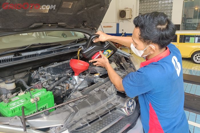 Ganti Oli Mesin Mobil Jangan Disemprot Angin Kompresor, Ini Alasannya