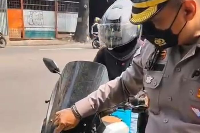 Yamaha, Kepergok Tempel Pelat Nomor Pakai Lakban, Yamaha N-Max Gemetaran Dihentikan Polisi