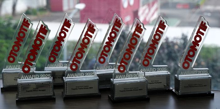 8 Mobil Toyota yang Raih Penghargaan OTOMOTIF Award 2025, Produk Hybrid-nya Gacor!