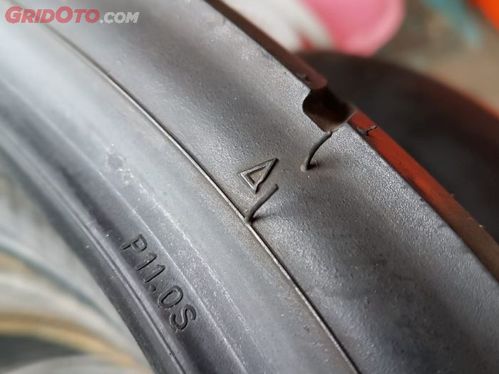 Masih Banyak yang Belum Paham, Ini Fungsi Segitiga Mungil di Dinding Ban