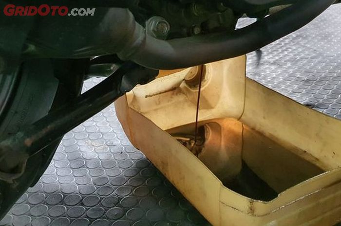 Banyak yang Enggak Sadar, Ini Ciri Oli Mesin Motor Tinggal Sedikit