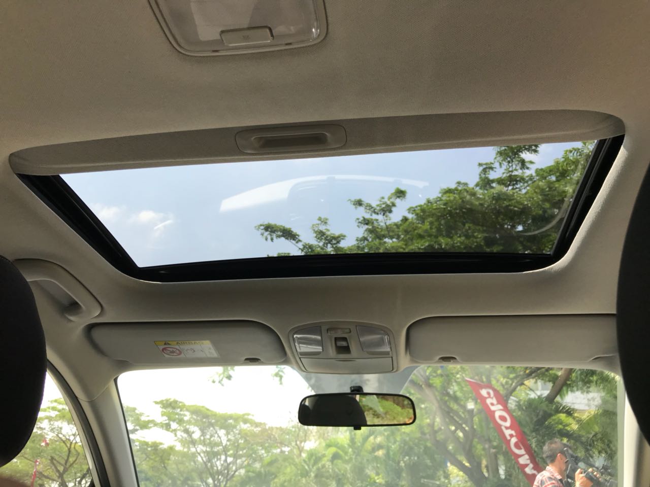 Biar Enggak Cepat Rusak, Nih Cara Gampang Rawat Sunroof Mobil