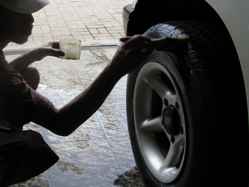Sering Pakai Semir Bisa Bikin Ban Mobil Retak-retak, Ini Kata Ahlinya