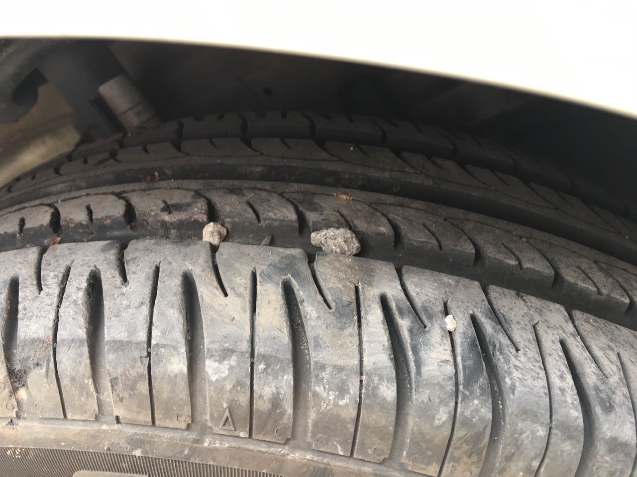 Batu Kerikil Kecil Ada di Telapak Ban Bisa Bikin Masalah, Ini Sebabnya