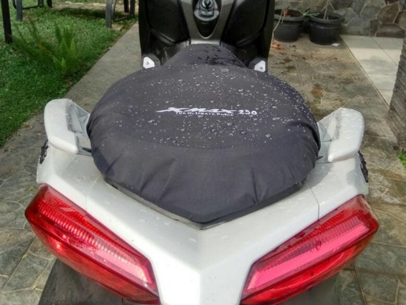 Begini Cara Melindungi Jok Motor Bekas Saat Parkir di Tempat Terbuka